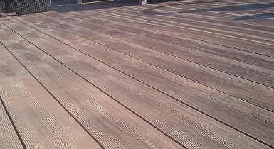 Террасная доска Woozen в летнем кафе Террасная доска Woozen в летнем кафе